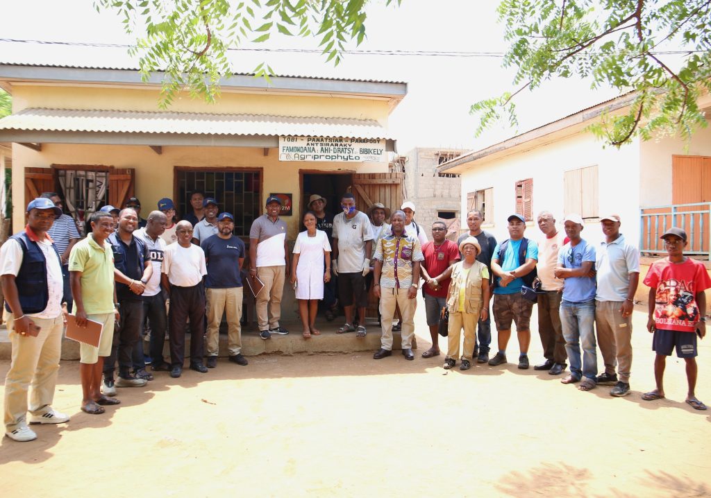 A Antsiraraka, dans la commune Tsaraotana à Belo, AD2M a implanté un point de vente d'intrants agricoles et formé les détenteurs, afin d'améliorer l'accès des producteurs aux intrants de qualité