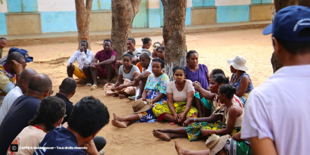 Entretien avec les membres du groupement SOA MAHALOMBA à Tsimafana (district de Belo/Tsiribihina). Plusieurs années après avoir bénéficié de Microprojets aux vulnérables, les membres continuent leurs activités et ont amélioré leurs conditions de vie