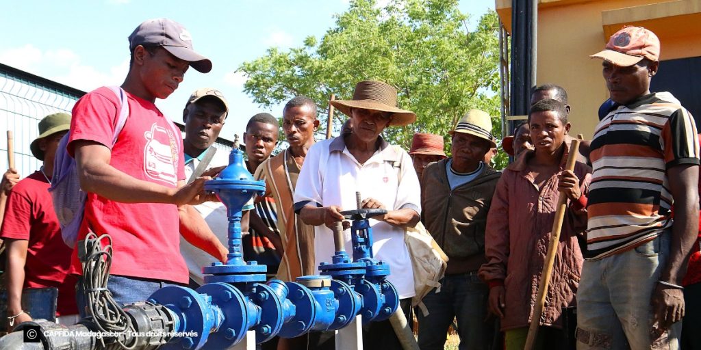 Visite d'un point d'irrigation par forage à énergie solaire à Ambararata, district de Manja