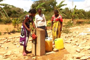 trois femmes puisent de l'eau du réservoir REEPS à Faux Cap dans le grand sud