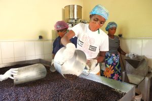 Femmes travaillant dans l'unité de transformation de café dans le sud est