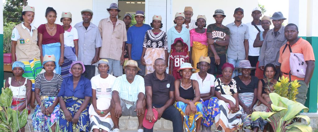 Photo des membres de la coopérative de café VKOMAMI à Lokomby, appuyée par le Programme DEFIS