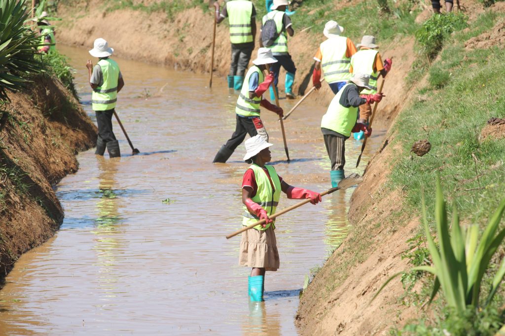 images des bénéficiaires des travaux HIMO à Ilaka Centre en 2024, appuyés par DEFIS