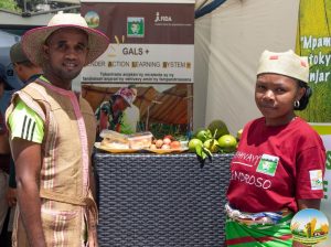 Brigitte Anitha et son mari Bezo François Noël forment un jeune couple dynamique du petit village de Marofarihy, dans la région Fitovinany
