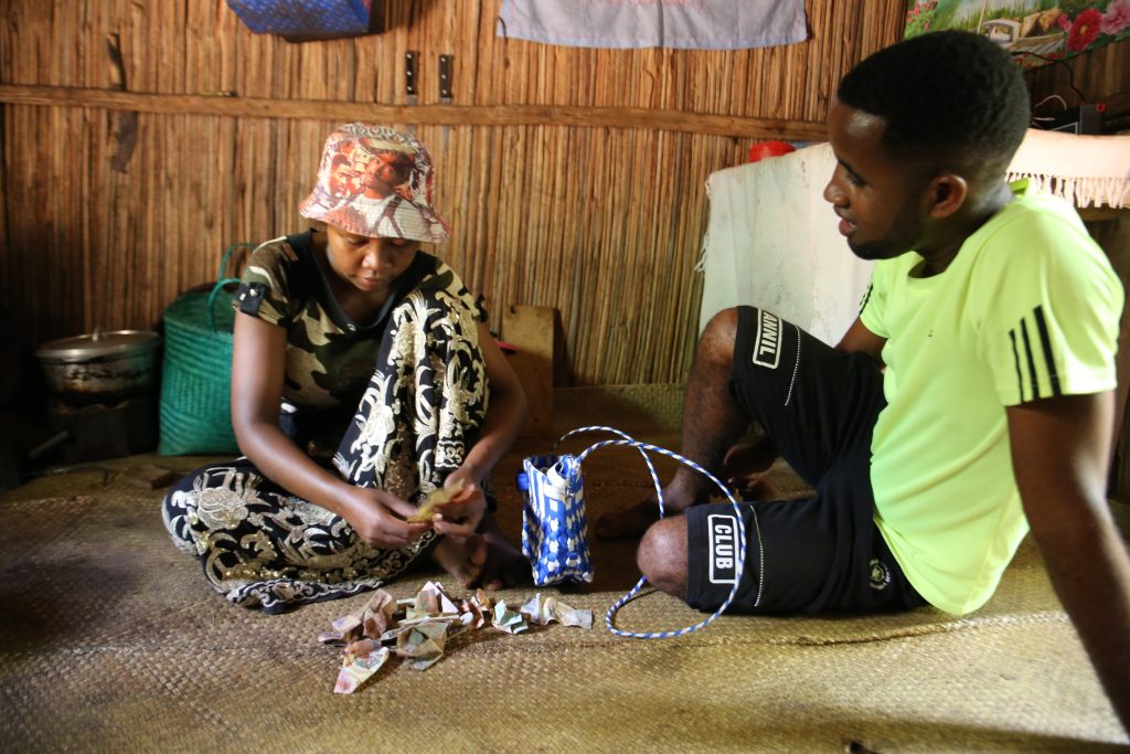 Brigitte Anitha et son mari Bezo comptent leur économie