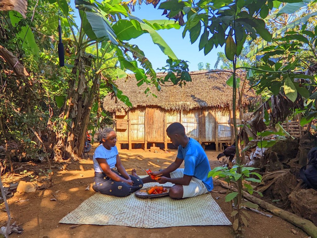 Brigitte Anitha et son mari Bezo s'entraident dans les tâches ménagères