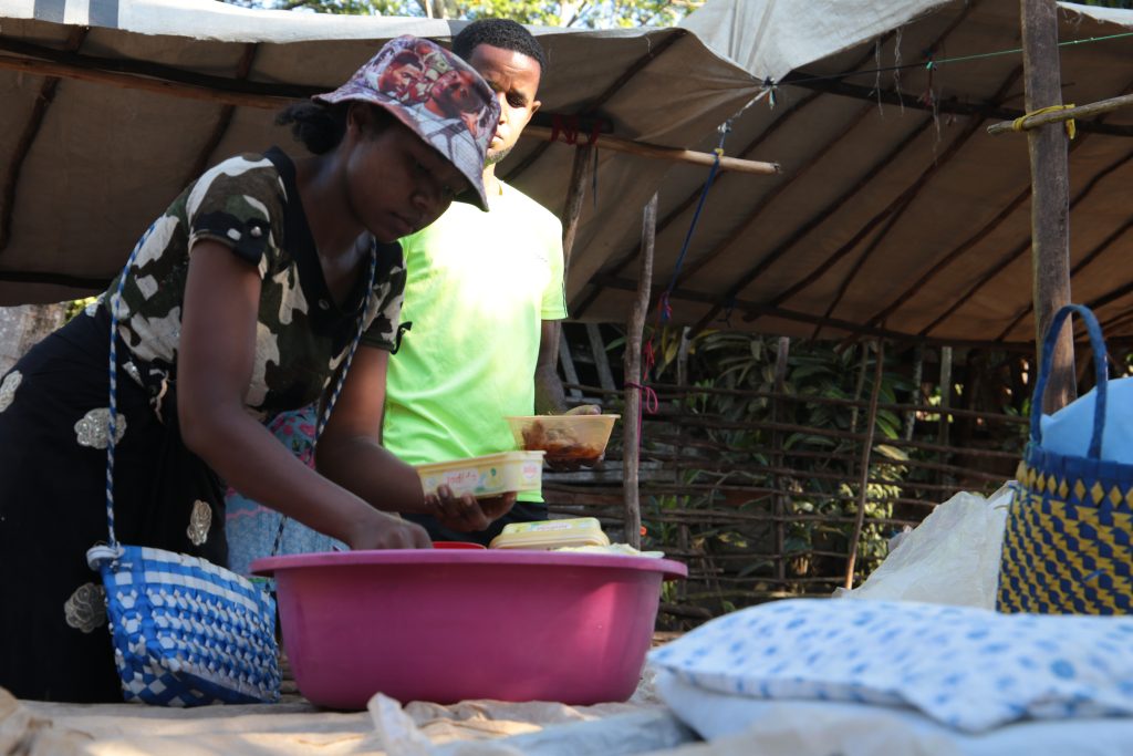 Bezo et Anitha s'entraident pour vendre leurs plats composés au petit marché hebdomadaire de Marofarihy