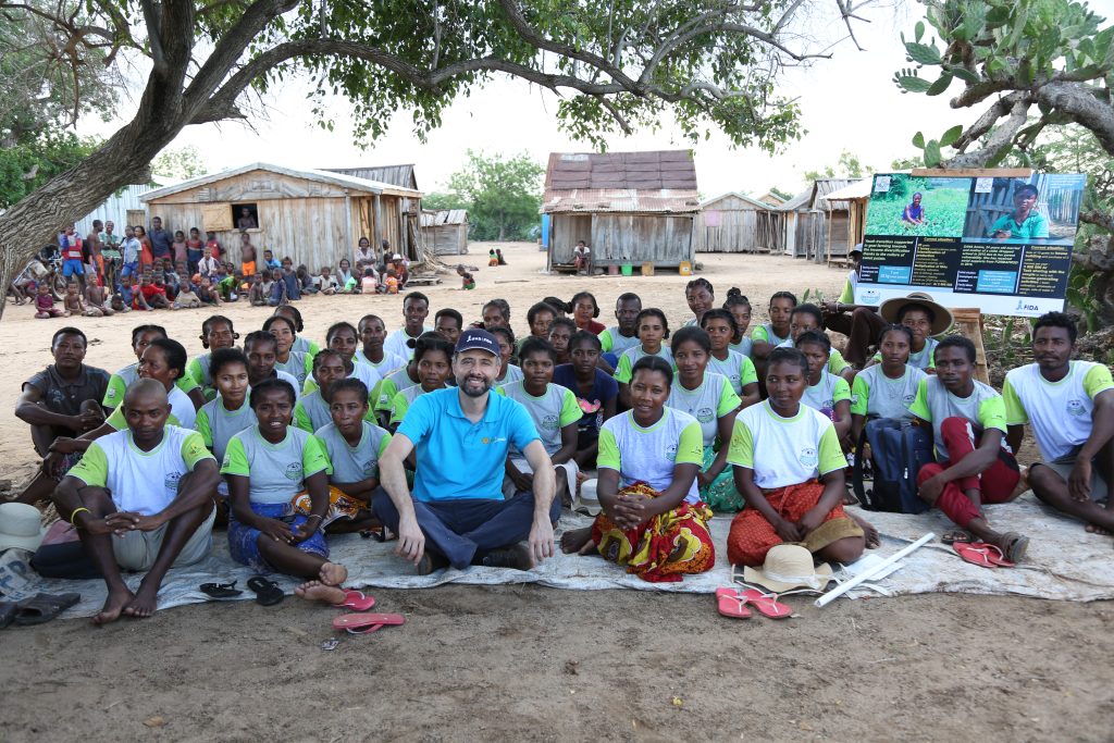 Le Président du FIDA, Alvario Lario, aux côtés des jeunes bénéficiaires du programme FORMAPROD à Madagascar