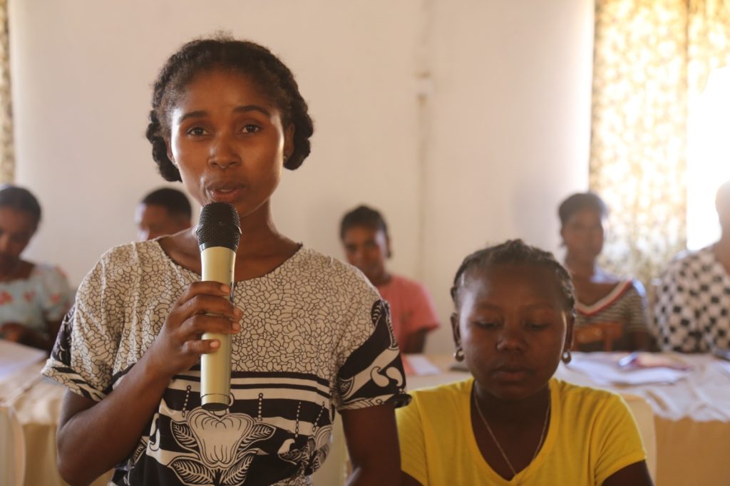 Jeune femme assistant à la session de pré-incubabition entrepreneuriale avec l'appui du programme PROGRES
